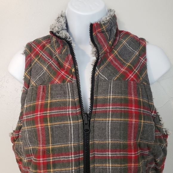 Maurices Grey Red Tartan Plaid Sherpa Vest Small - Picture 2 of 5